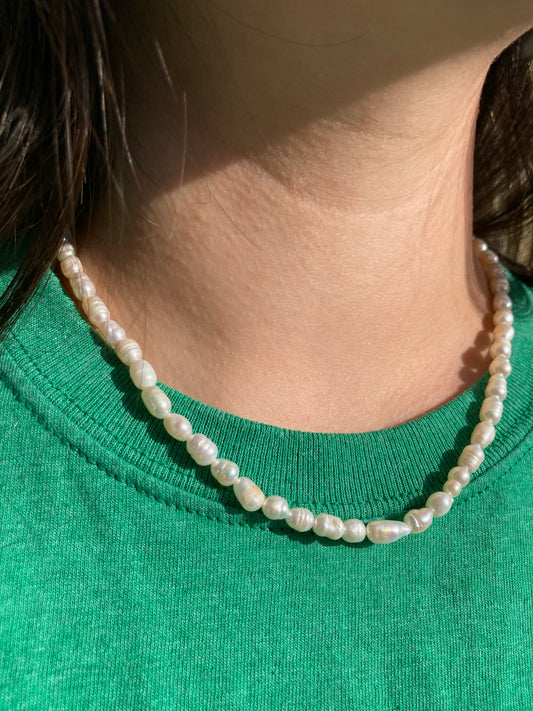 Black or White Rice-shaped Freshwater Pearl Necklace with 925 Silver Clasp