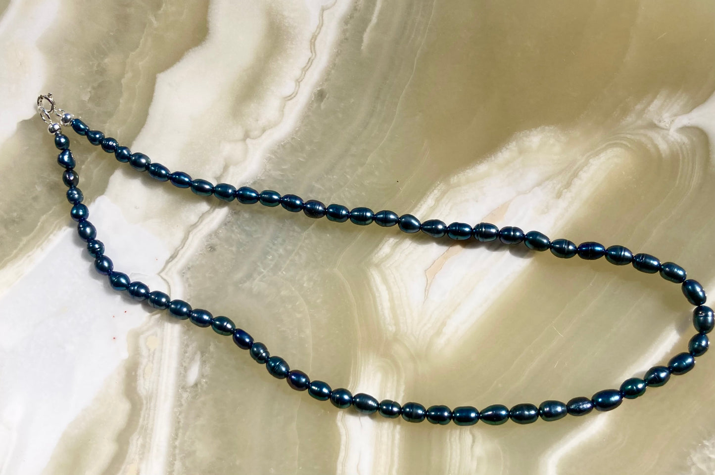 Black or White Rice-shaped Freshwater Pearl Necklace with 925 Silver Clasp
