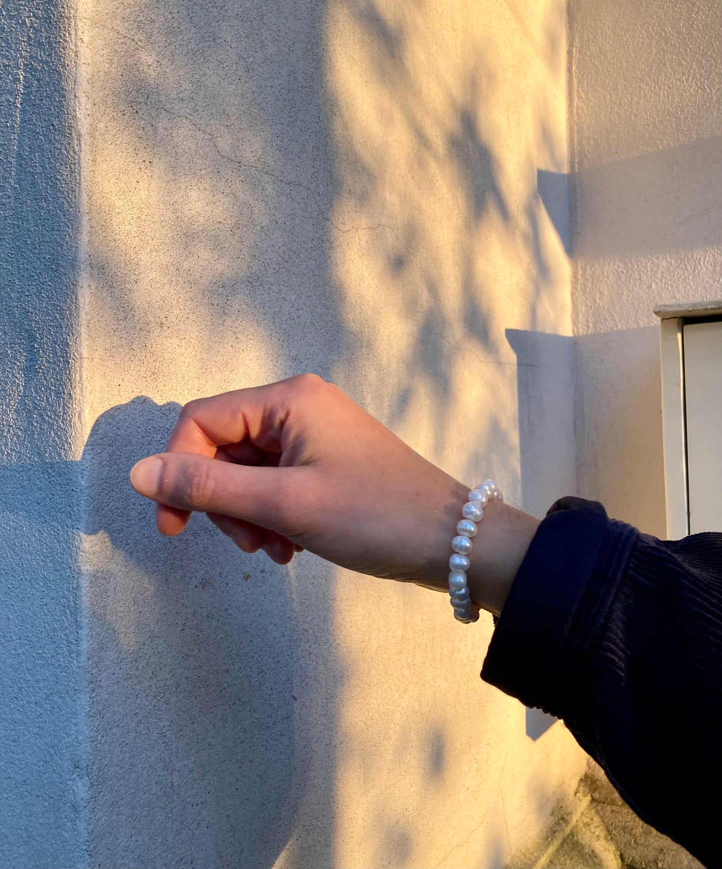 Men's Minimalist Unisex Black or White Chunky Freshwater Pearl Bracelet with Natural Rainbow Highlights