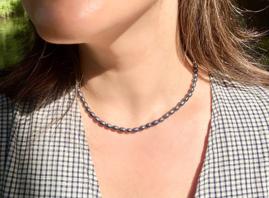 Black or White Rice-shaped Freshwater Pearl Necklace with 925 Silver Clasp