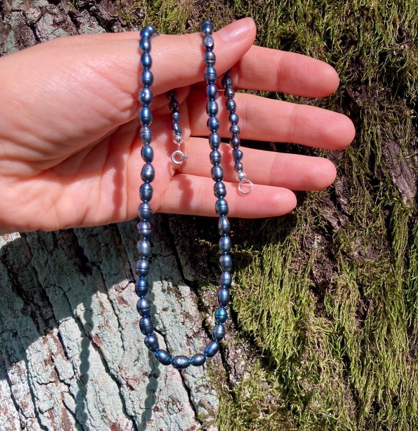 Black or White Rice-shaped Freshwater Pearl Necklace with 925 Silver Clasp