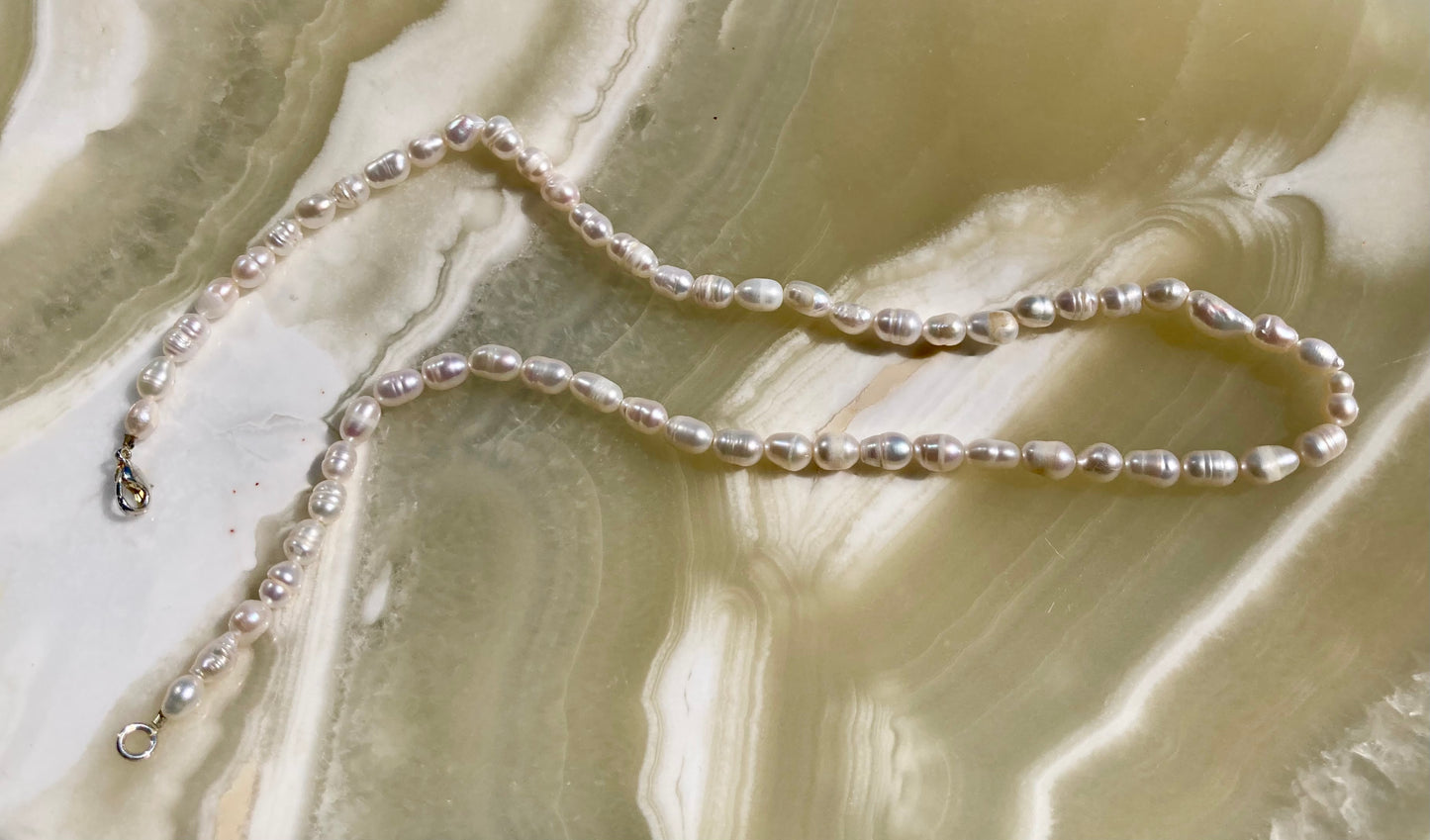 Black or White Rice-shaped Freshwater Pearl Necklace with 925 Silver Clasp