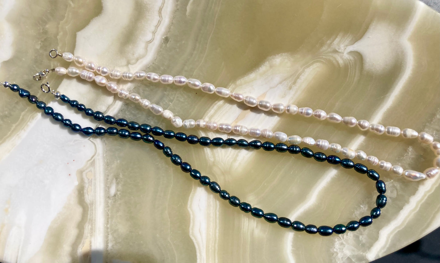 Black or White Rice-shaped Freshwater Pearl Necklace with 925 Silver Clasp