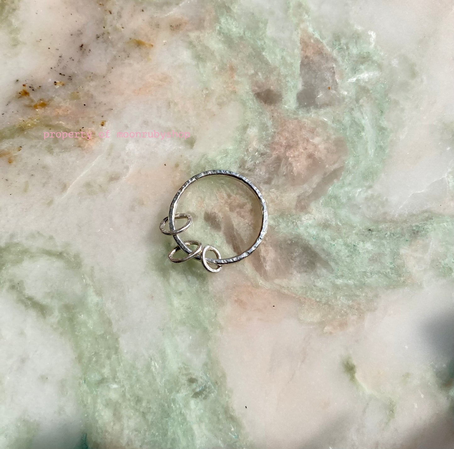 Handgemachter gehämmerter Fidget Ring aus massivem Silber mit kleinen verschiebbaren Silberringen