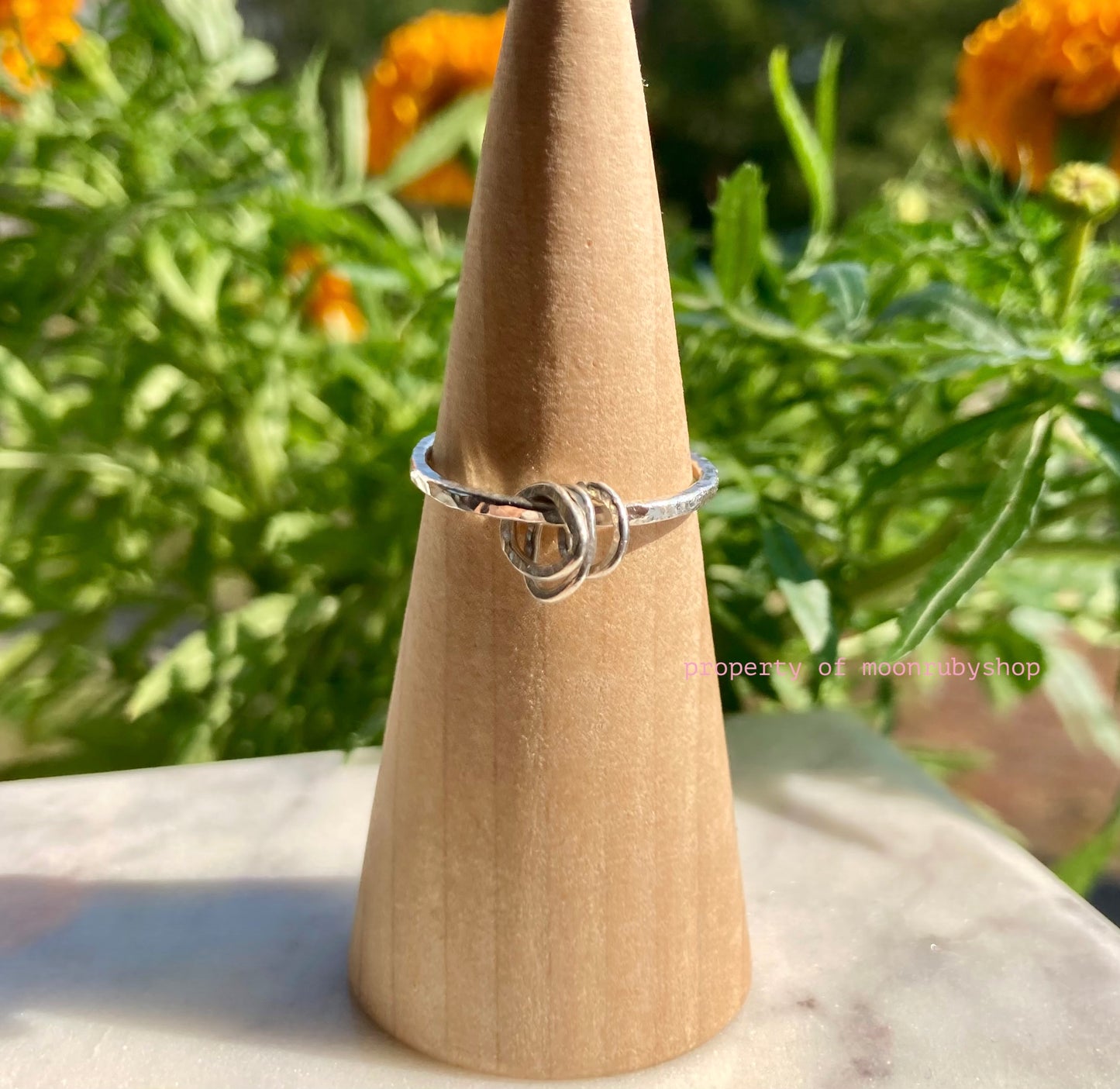 Handgemachter gehämmerter Fidget Ring aus massivem Silber mit kleinen verschiebbaren Silberringen