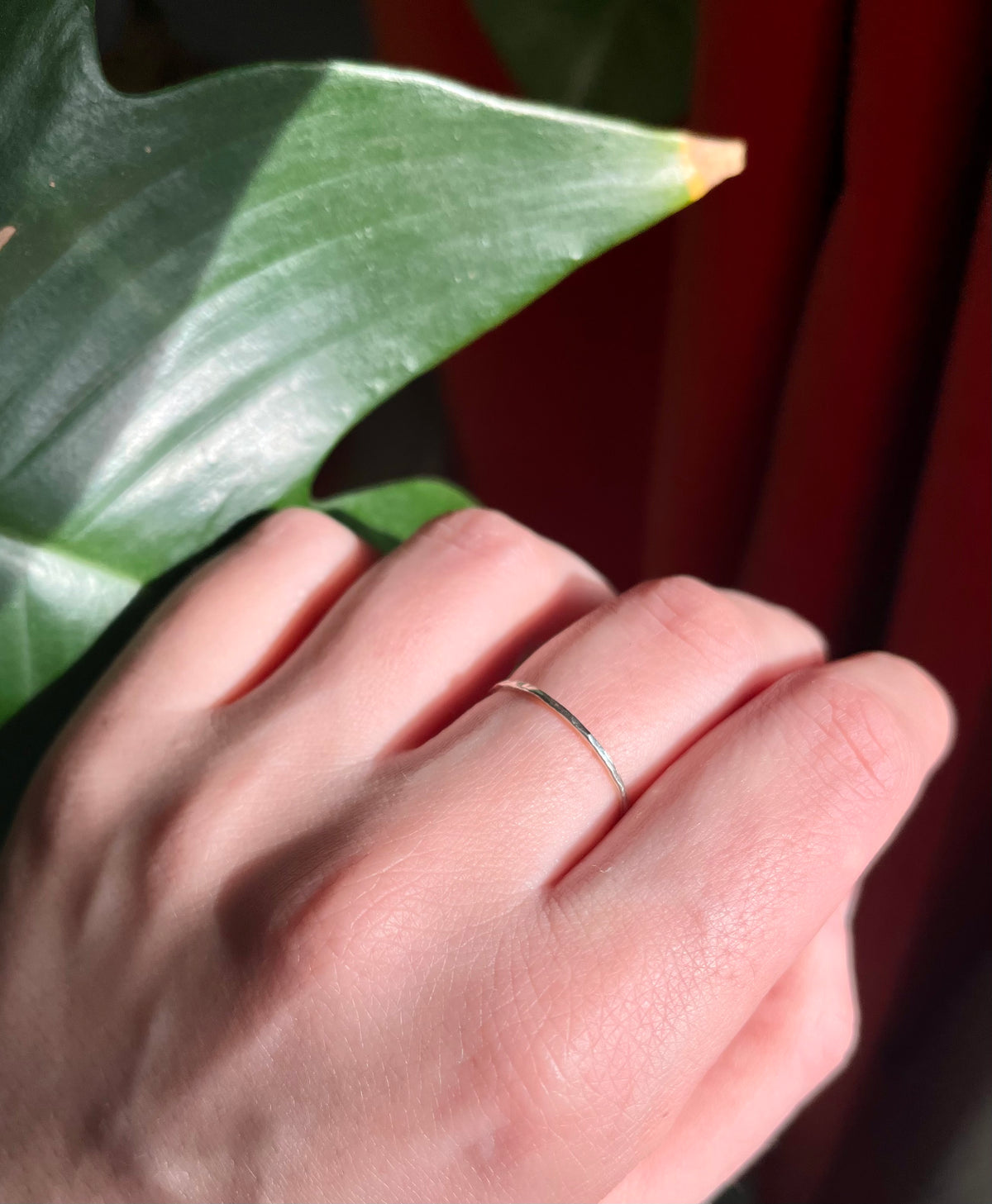 Echter massiver 9K Gold dünner gehämmerter Stapelring – handgefertigt, elegant &amp; minimalistisch