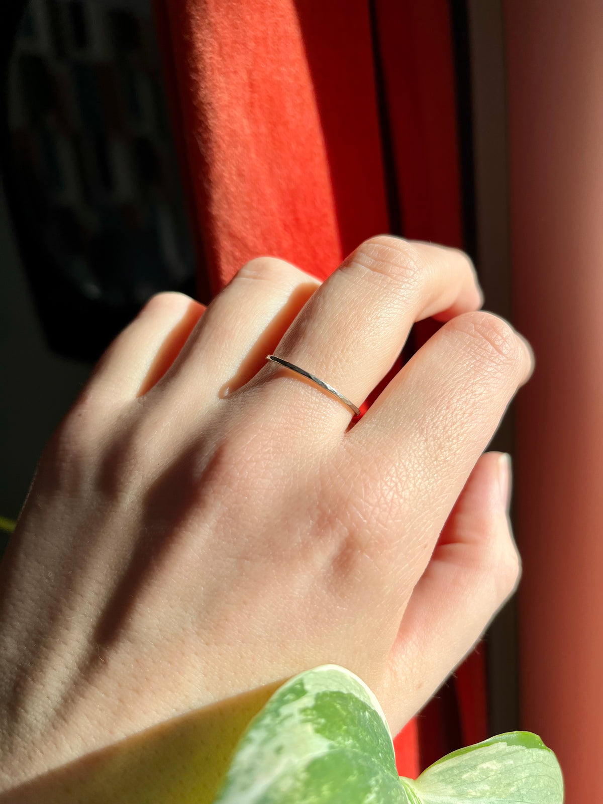 Echter massiver 9K Gold dünner gehämmerter Stapelring – handgefertigt, elegant &amp; minimalistisch