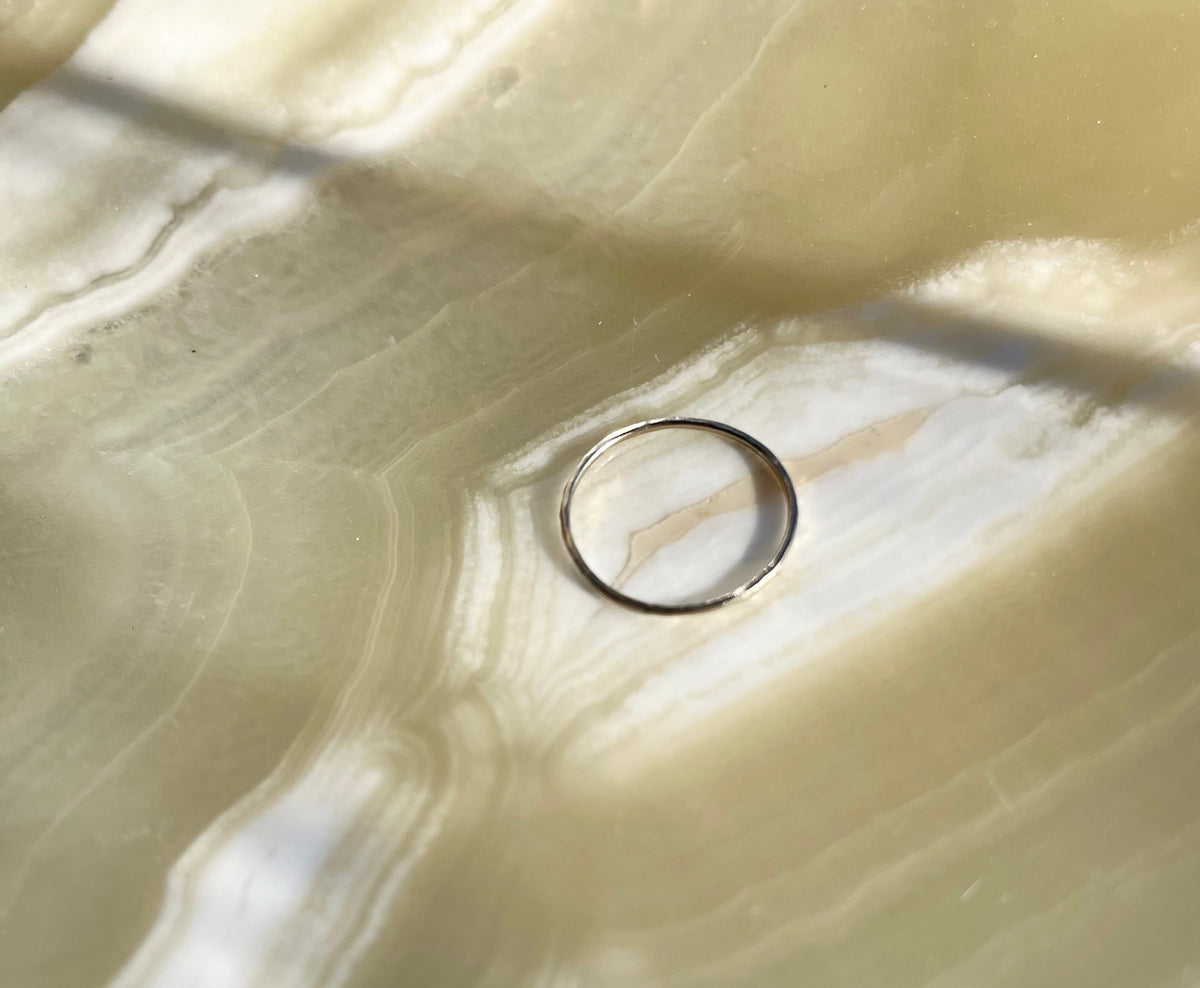 Echter massiver 9K Gold dünner gehämmerter Stapelring – handgefertigt, elegant &amp; minimalistisch