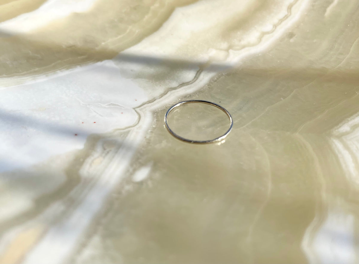 Echter massiver 9K Gold dünner gehämmerter Stapelring – handgefertigt, elegant &amp; minimalistisch